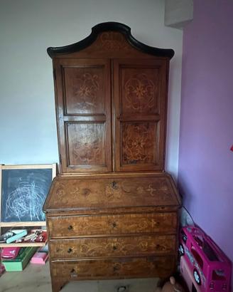 Mobile antico intarsiato in legno massello