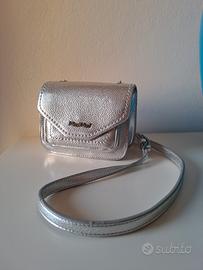 Mimi mua piccola borsa color argento cerimonia