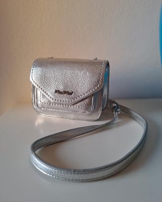 Mimi mua piccola borsa color argento cerimonia