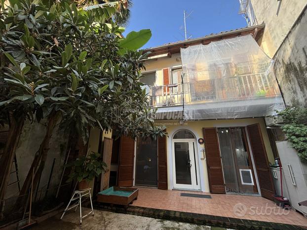 CASA INDIPENDENTE CON CORTILE PRIVATO