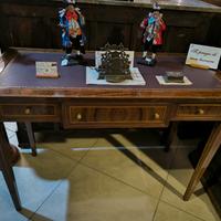 scrittoio inglese con ripiano in ecopelle.