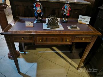 scrittoio inglese con ripiano in ecopelle.