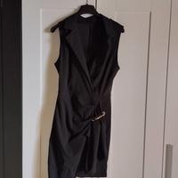 Abito mini nero con spacco e scollatura