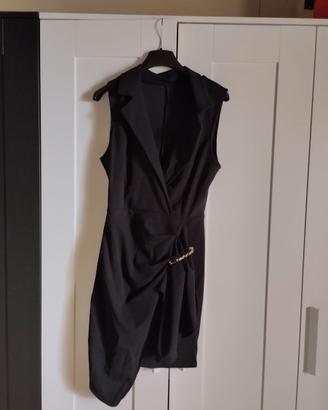 Abito mini nero con spacco e scollatura