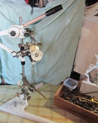 Chimica antichi e vecchi accessori in metallo