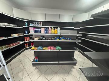 Arredo completo per negozio con scaffali e banco