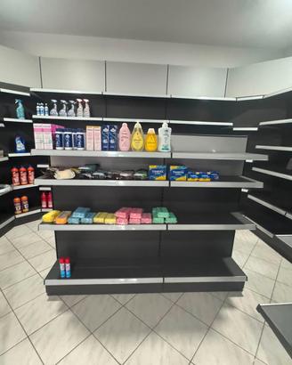 Arredo completo per negozio con scaffali e banco