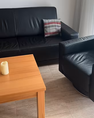 Divano letto e poltrona in pelle nera (set)