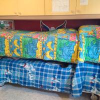 DUE LETTI SINGOLI CON SCRIVANIA 