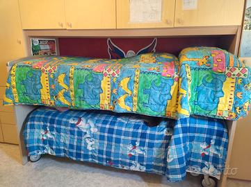 DUE LETTI SINGOLI CON SCRIVANIA 