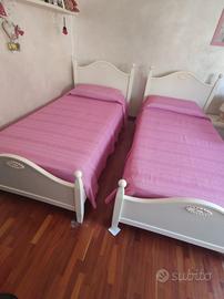 2 letti singoli in legno massello 