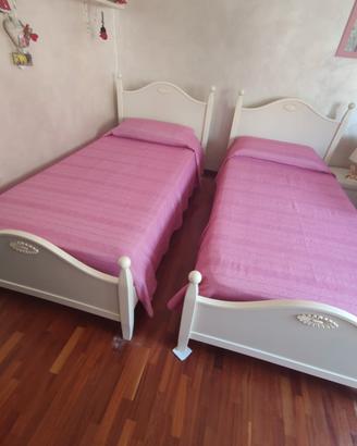 2 letti singoli in legno massello 