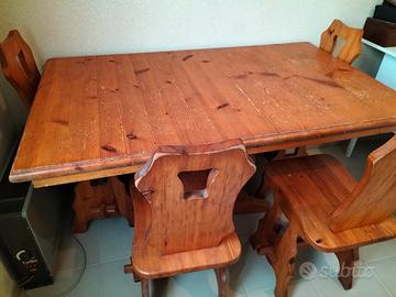 tavolo in legno massello+ quattro sedie 