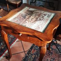 Tavolino quadrato con piano in vetro