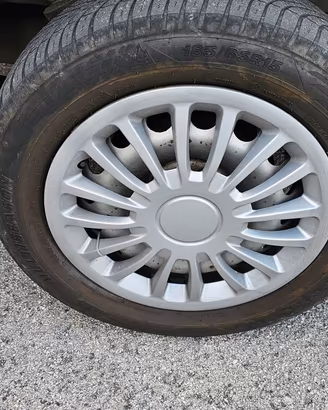 4 cerchi in ferro Fiat con copricerchi 