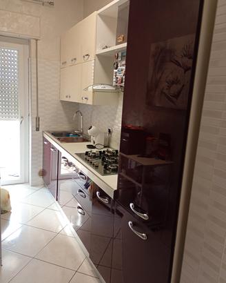 cucina e mobile sala con forno