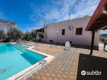 Villa con garage e piscina