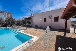 Villa con garage e piscina