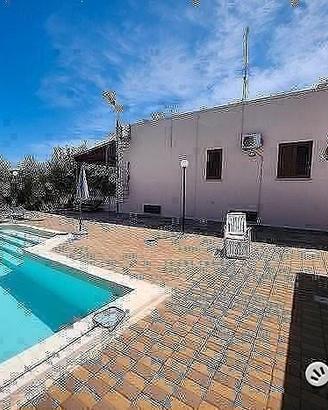 Villa con garage e piscina