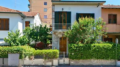 VILLA A SCHIERA D'ANGOLO A CAMPI BISENZIO