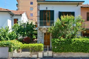 VILLA A SCHIERA D'ANGOLO A CAMPI BISENZIO