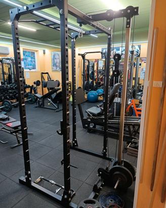 Rack con lat machine