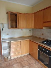 Cucina completa in legno con elettrodomestici