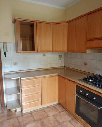 Cucina completa in legno con elettrodomestici