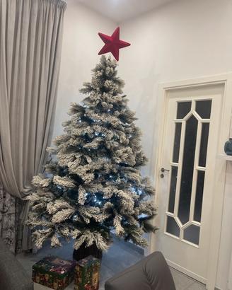 Albero di natale innevato