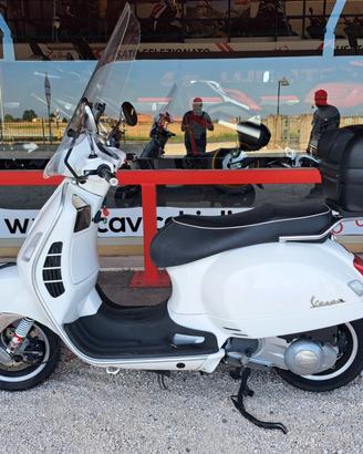 Piaggio Vespa 300 GTS