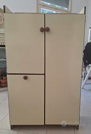 Mobile a tre sportelli in formica beige 