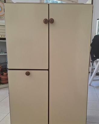 Mobile a tre sportelli in formica beige 