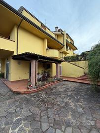Villa di 273 m² con 5 locali e box auto a Torrice