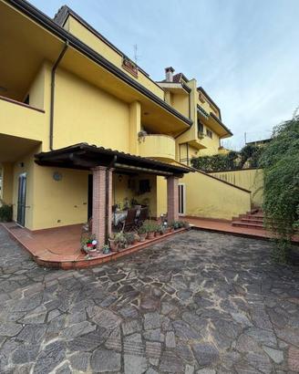 Villa di 273 m² con 5 locali e box auto a Torrice