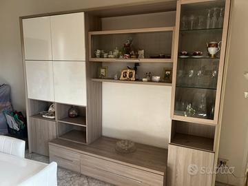 Soggiorno tavolo sedie e divano