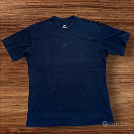 Nike “The Nike Tee” Loose Fit -T-Shirt Ricamata
