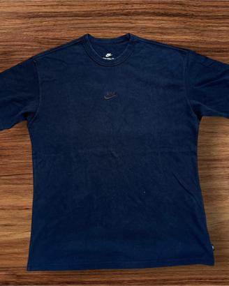 Nike “The Nike Tee” Loose Fit -T-Shirt Ricamata