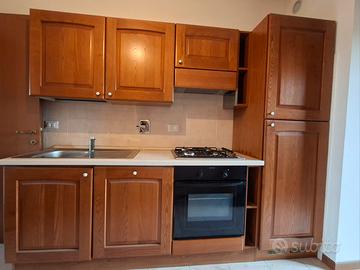 Cucina completa di elettrodomestici.