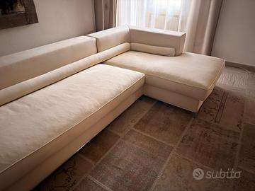 Divano moderno color crema con chaise longue