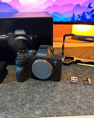 Sony A7IV con accessori e obiettivi