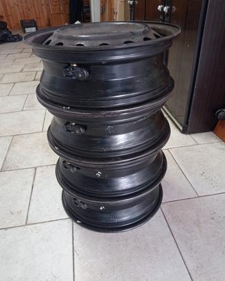 4 cerchioni e 4 borchie 
