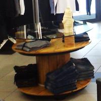 Tavoli design in legno bobina cavo elettrico