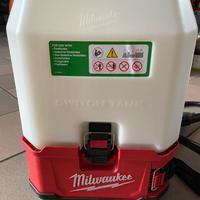 Pompa irroratrice con batteria e serbatoio