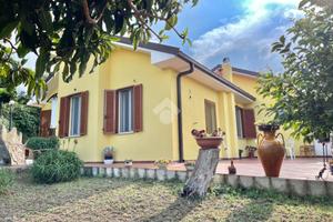 VILLA A SCHIERA A DIANO ARENTINO