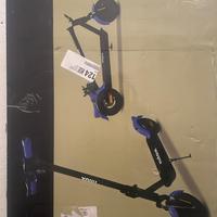 Monopattino con caschetto