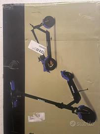 Monopattino con caschetto