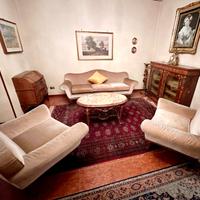 Divano e due poltrone vintage in velluto beige