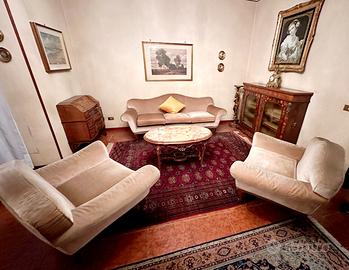 Divano e due poltrone vintage in velluto beige