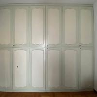 Armadio vintage con antine decorate in legno