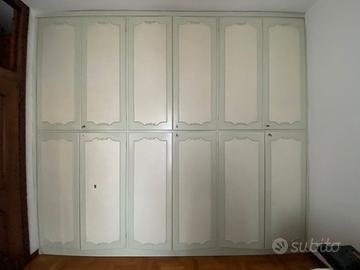 Armadio vintage con antine decorate in legno